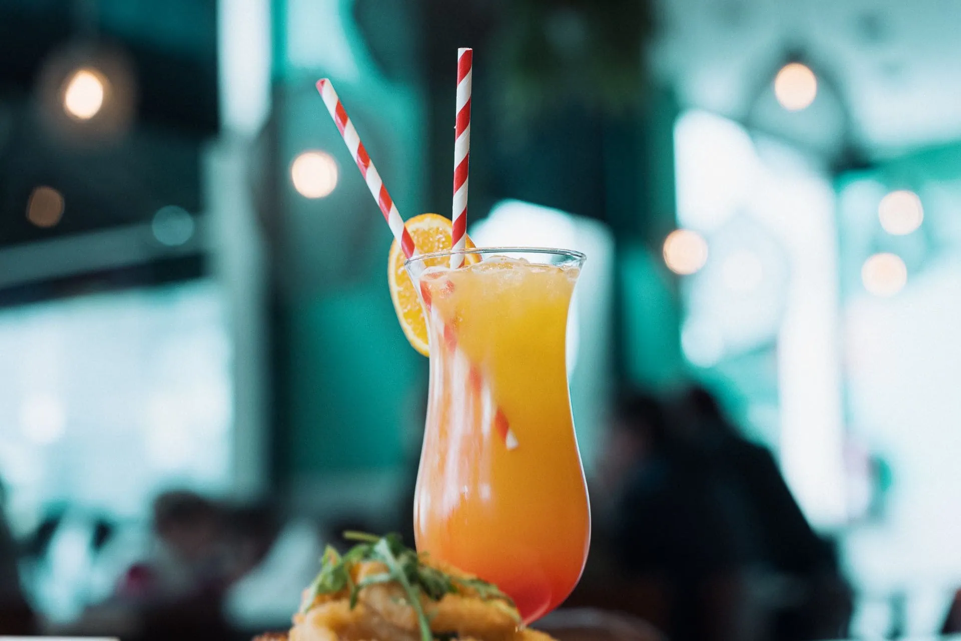 Cóctel de naranja en la barra de ERREKA